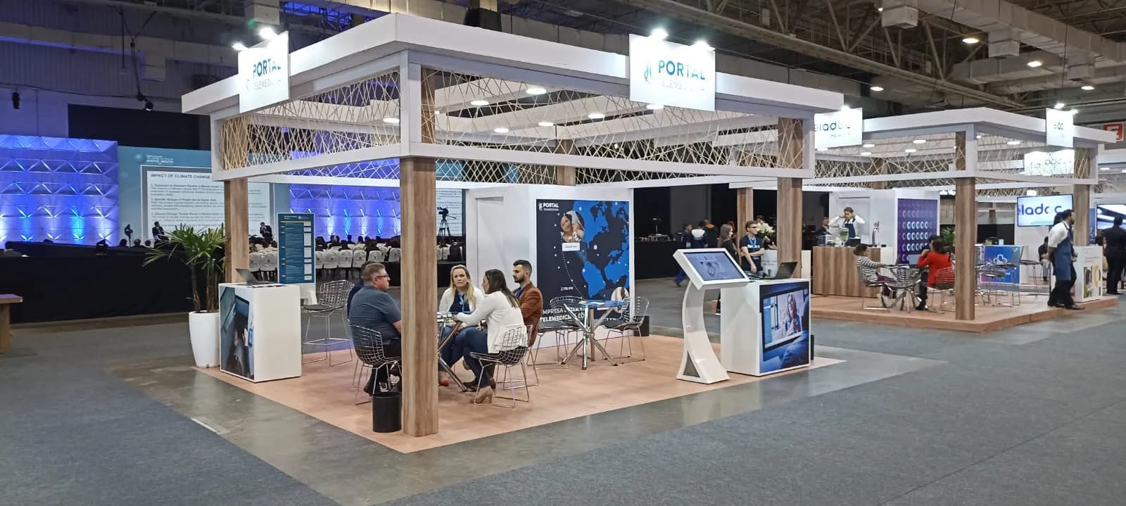 Vista geral do estande no evento Global Summit