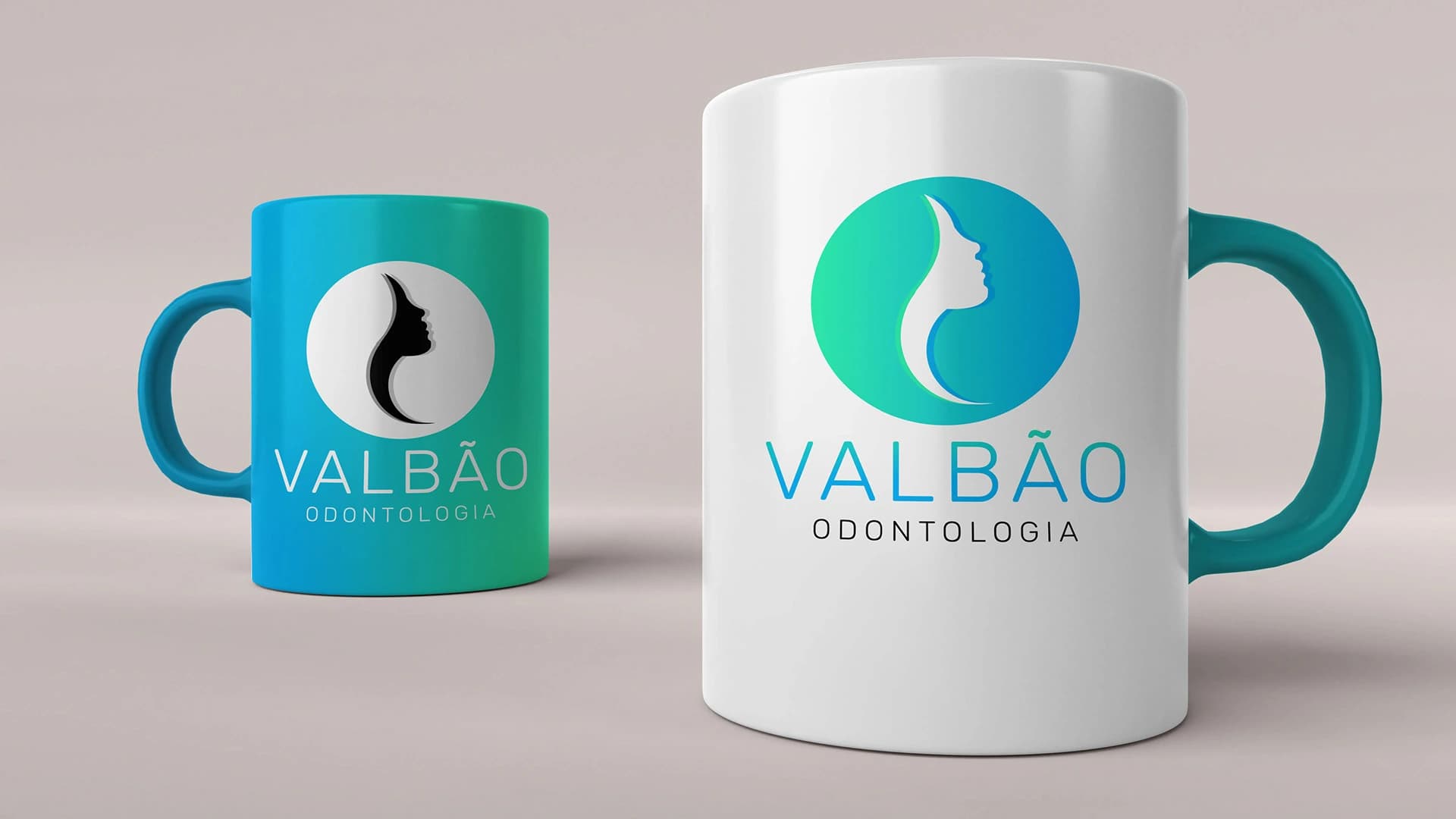 Mockup de caneca com marca Valbão Odontologia