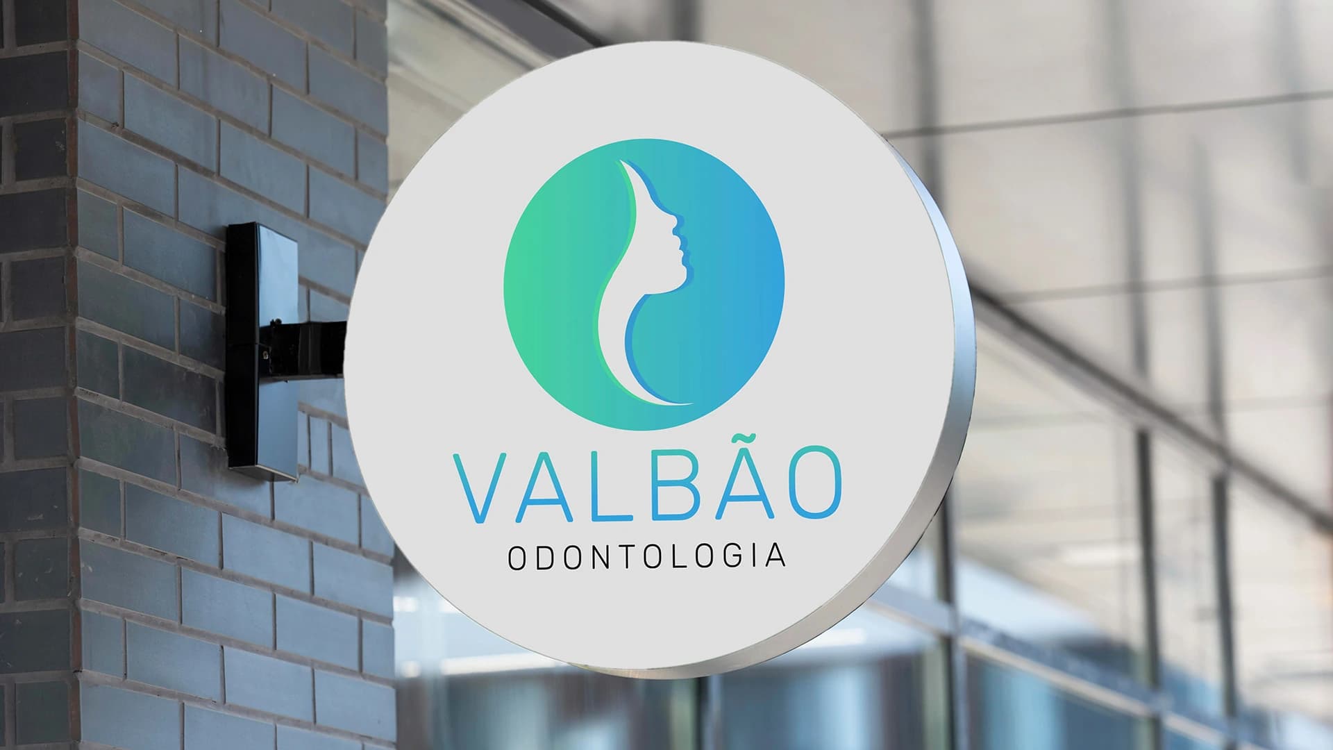 Aplicação da marca Valbão Odontologia na entrada da clínica